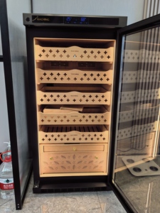 Almacenes en EE. UU./Arabia Saudita/Dubái Listos para Enviar Humidor Eléctrico para Cigarros MON1800A con Capacidad para 1200 Cigarros con/sin Función de Eliminación de Amoníaco - Product Image 4