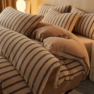 Estilo vintage Inverno Roupa de cama Black Rose Duvet Cover Set Drop Shipping Folha plana Fronha Flanela Quente Engrossar Conjunto de cama - Product Image 1