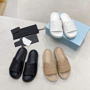 Sandales plates matelassées pour femmes, semelle épaisse, dessus en PC/PVC, antidérapantes, décontractées, couleurs mélangées, toutes saisons, pantoufles à enfiler - Product Image 1