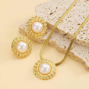 <span class=keywords><strong>Set</strong></span> di <span class=keywords><strong>Collana</strong></span> <span class=keywords><strong>e</strong></span> <span class=keywords><strong>Orecchini</strong></span> in Acciaio Inossidabile Premium - Ciondolo Placcato Oro con <span class=keywords><strong>Orecchini</strong></span> a Perno, Gioielli Raffinati - Product Image 2