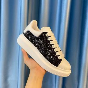 Chaussures de course de luxe à plateforme avec diamants, baskets McQueenes à lacets noires et épaisses pour hommes et femmes - Product Image 1