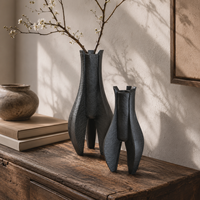 Vase sculptural géométrique en céramique noire haute avec base ouverte, fait main, écologique, pour décoration de table moderne