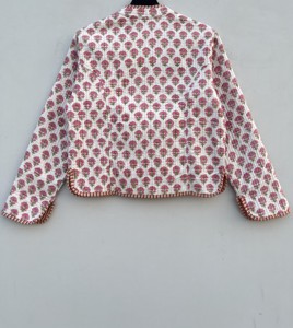 Manteau d'hiver court réversible pour femme matelassé fait à la main veste en coton Kantha avec imprimé floral et broderie technique tricotée - Product Image 3