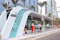 Abri de bus intelligent numérique moderne, arrêt de bus extérieur étanche avec écran d'affichage des informations sur les trajets en temps réel, personnalisable
