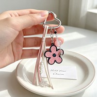 Gantungan Kunci Bunga Kulit PU dengan Carabiner Hati, Rumbai Mutiara, Hiasan Tas Bunga Cantik