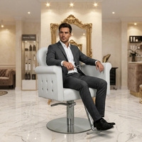 Chaise de coiffure rose haut de gamme et élégante pour salon, avec décorations en diamant et fonction hydraulique, idéale pour les barbiers et les spas.