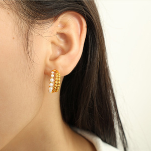 Pendientes Huggie de Perlas en Forma de C, Grado AA, Engaste de Canal, para Uso Diario - Product Image 3