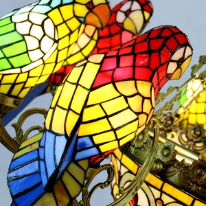 Lustre en verre Tiffany fait main, style européen, 3 têtes, motif perroquet, lampe suspendue de plafond pour bar et maison, style pastoral - Product Image 4