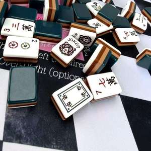 Mahjong de Lujo para Negocios, Color Verde Oscuro con Diseño de Madera, Cuatro Capas, Especial para Fiestas, Acrílico de Alta Gama, Ecológico, Duradero y Portátil - Product Image 2