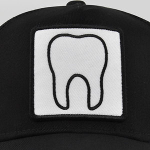 Gorra de Béisbol de 6 Paneles con Malla Bordada y Diseño de Dientes, Gorra Trucker con Parche Tejido Personalizado - Product Image 5
