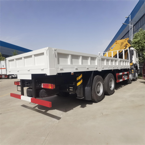 Camion grue articulée d'occasion Sinotruck HOWO 8X4, 380 CV, moteur Yuchai, 35 tonnes, avec pompe et roulement - Product Image 3