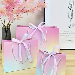 Sac de luxe classique avec poignée, imprimé du logo de la marque, pour la promotion de vêtements, cadeaux, bijoux et achats en détail - Product Image 4