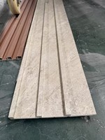 Nouveau modèle très demandé : Panneaux muraux cannelés en WPC travertin, revêtement mural décoratif intérieur en composite bois-plastique imperméable