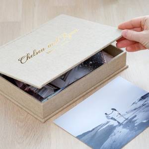 Boîte de photo de mariage en lin personnalisée boîte de souvenir souvenir de noms gravés boîte de cadeau de mariage de date avec le stockage de photo - Product Image 2