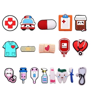 Charme de chaussure personnalisé 2023 nouvelle tendance porte-sabot médecin ambulance médicale <span class=keywords><strong>infirmière</strong></span> uniforme pour dessin animé chaussure sabots décorations de chaussures - Product Image 4