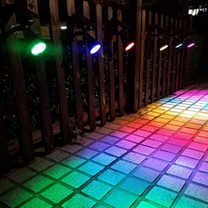 Luces Solares 2 en 1 Impermeables para Exteriores, Jardín, Patio, Camino, 7 Colores RGB Cambiantes, Focos Solares para Paisajismo - Product Image 3