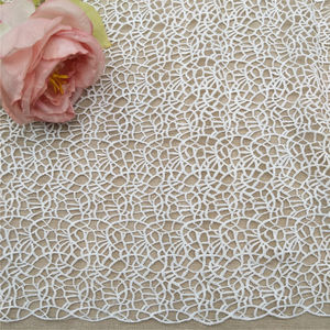 Tissu en dentelle soluble dans l'eau 100% polyester brodé de fleurs pour robes de mariée, vêtements, chapeaux, sacs et plus encore - Product Image 1