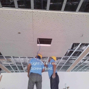 Tablero de yeso absorbente de sonido Absorción de suspensión Sistema de rejilla acústica y metálica perforada Techo acústico de placa de yeso - Product Image 4