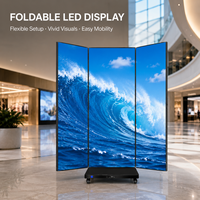 Écran LED mobile pliable à trois panneaux, affichage numérique avec roues pour la publicité et les événements dans les centres commerciaux et les commerces de détail