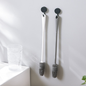Brosse à tasses en silicone à long manche, blanche et grise, pour le nettoyage des bouteilles et des mixeurs - Product Image 1