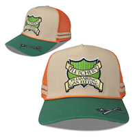 Casquette de travail de type trucker avec logo personnalisé, blocs de couleur beige, orange et vert, broderie motif clé à molette sur la visière et sous-visière imprimée