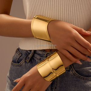 Brazalete Abierto Moderno Cleopatra, Elegante Brazalete Egipcio de Oro de 18K con PVD, Brazalete <span class=keywords><strong>Extra</strong></span> Grande con Textura Geométrica e Irregular - Product Image 6
