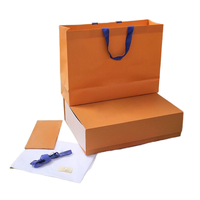 Boîte cadeau en papier enduit réutilisable de qualité supérieure avec couvercle à fermeture magnétique, doublure en éponge, finition vernie pour l'emballage de bijoux