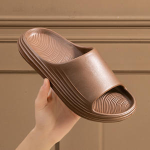 Nouvelles pantoufles d'été 2026 pour hommes, à bout ouvert, antidérapantes, en EVA souple, pour intérieur ou extérieur, avec design tendance et prix de gros - Product Image 1