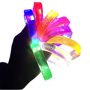 Bracelets promotionnels lumineux LED en plastique blanc fluorescent, taille personnalisée, clignotants, pour la famille, par HONGSHENG - Product Image 4