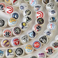 Perles rondes en acrylique mat blanc de 16 mm et 20 mm avec logo d'équipe sportive imprimé, en vrac, pour la fabrication de cordons de téléphone DIY et fournitures d'artisanat pour stylos