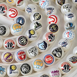 Perles rondes en acrylique mat blanc de 16 mm et 20 mm avec logo d'équipe sportive imprimé, en vrac, pour la fabrication de cordons de téléphone DIY et fournitures d'artisanat pour stylos - Product Image 1