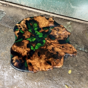 Mesa de centro de madera de resina epoxi con borde irregular personalizado y incrustaciones de musgo verde, mesa de río de madera maciza hecha a mano - Product Image 3