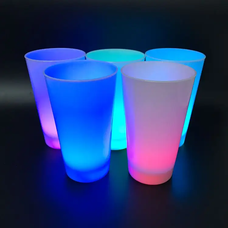 Wedding bar party OEM supplier Colorful plastic 500ml 17oz drinking glasses glowing LED cup