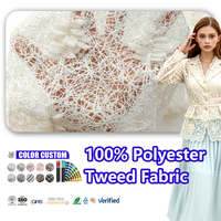 Tissu en tweed ajouré à maille creuse 100% polyester 130 g/m² 148 cm avec franges verticales en dentelle pour la production de tenues de mode personnalisées