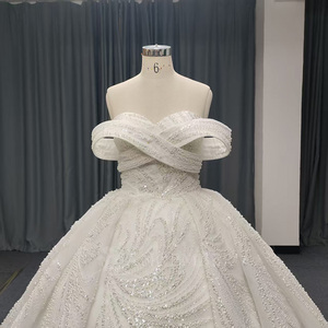 ANY202 Elegante Vestido de Novia con Escote Corazón, Lentejuelas Color Marfil, Apliques Florales, Cristales, Cola Larga Moderna para Mujer - Product Image 4