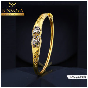 Brazalete de oro para mujer con intrincados motivos calados y un motivo circular de dos tonos, ideal como joya de uso diario para ocasiones festivas. - Product Image 1