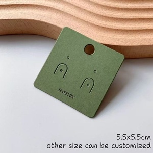 Individuell Bedruckte Dunkelgrüne Kunstpapier-Ohrring-Präsentationskarte in Angepasster Größe und Form für Juweliergeschäfte und Markenpromotion - Product Image 4