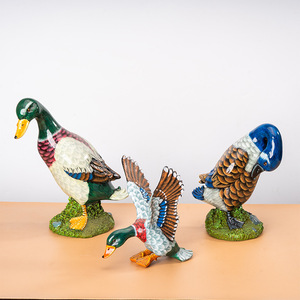 ชุดตุ๊กตาเป็ดเรซิ่น 3 ชิ้น สำหรับตกแต่งห้องนั่งเล่นและบ้าน - Product Image 1