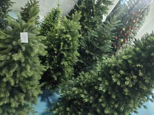 شجرة عيد الميلاد الاصطناعية الصديقة للبيئة بقاعدة قائمة من البولي إيثيلين والبولي فينيل كلوريد عالية الجودة للديكور الداخلي المنزلي بسعر الجملة من المصنع - Product Image 6