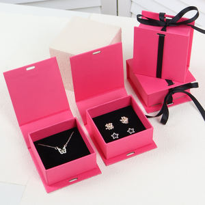 Scatola di cartone con profumo magnetico di colore rosa nero di lusso scatola regalo spugna fodera in goffratura in lamina d'oro confezione regalo per gioielli - Product Image 2