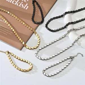 Collier et bracelet minimalistes en acier titane plaqué or 18 carats, bijoux unisexes tendance, design géométrique - Product Image 1