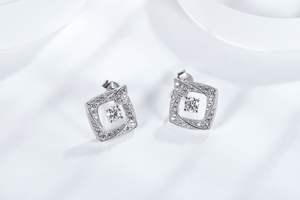 Boucles d'oreilles clous carrées glamour de 4 mm en argent pur certifié, bijoux en moissanite, accessoire de joaillerie élégant et luxueux - Product Image 3