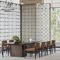 Cloison de séparation moderne et opulente en verre artistique en acier inoxydable 304 personnalisée avec design découpé au laser PVD pour restaurant et hôtel