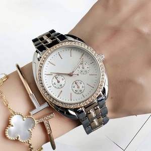 Reloj de Mujer Estilo Ejecutivo con Monedas de Aleación, Movimiento de Cuarzo, Esfera de Cristal de Zafiro, Correa de Acero Inoxidable, Cronógrafo, Resistente al Agua - Product Image 6