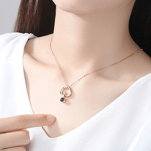 Collar con inicial personalizada I Love You para mujer, colgante de plata de oro rosa romana con proyección de amor, 100 <span class=keywords><strong>idiomas</strong></span>, Q768 - Product Image 6