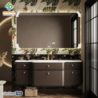Meuble-lavabo mural moderne en bois massif OEM avec évier en céramique résistant à l'eau, miroir LED et drain en cuivre