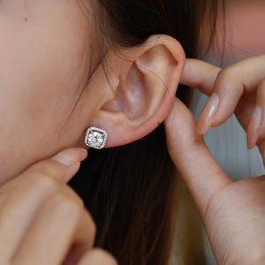 Boucles d'oreilles clous carrées <span class=keywords><strong>de</strong></span> luxe certifiées GRA en argent sterling S925, serties <span class=keywords><strong>de</strong></span> moissanite VVS <span class=keywords><strong>1</strong></span> carat et <span class=keywords><strong>de</strong></span> diamants <span class=keywords><strong>de</strong></span> laboratoire pour hommes - Product Image 2