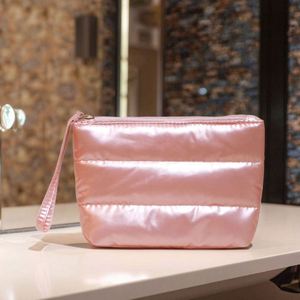 Pochette de maquillage personnalisée avec logo, en duvet de coton léger et moelleux, matelassée, pour l'hiver, pour les voyages - Product Image 1