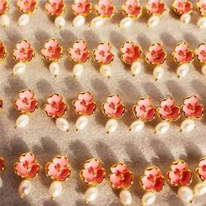 Boucles d'oreilles clous pour femmes, nouvelles, classiques et tendance, en alliage de zinc plaqué argent, avec fleur en cristal rose et perle sertie closée - Product Image 5