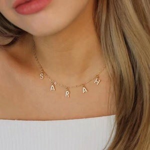Collar con Colgante de Letra Personalizado, Joyería para Mujeres y Hombres, Chapado en Oro y con Circonita - Product Image 4